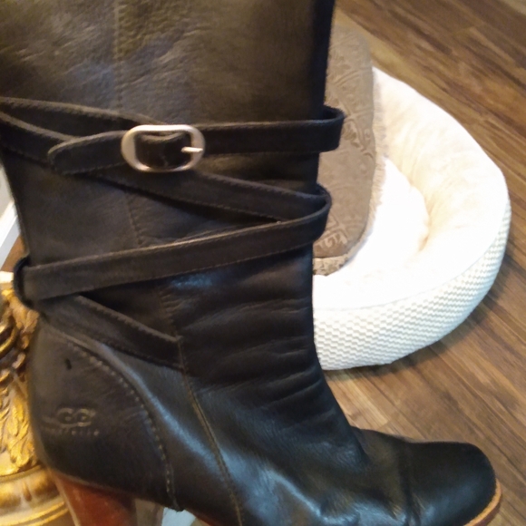 COPY - UGG Boots - Picture 5 of 15